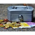 difference between public finance and private finance
