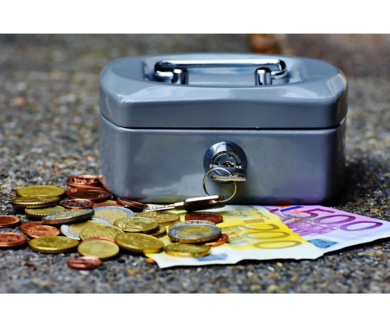 difference between public finance and private finance